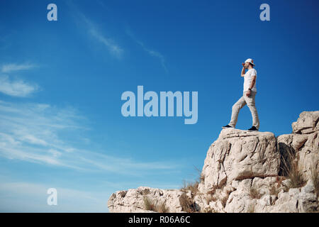 Junge männliche Kletterer auf einer Klippe Stockfoto