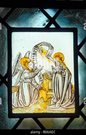 Kirchenfenster von Angel Gaabriel und Maria in einer Seitenkapelle des Tudor mittelalterliche Kapelle des King's College der Universität Cambridge, England. Stockfoto