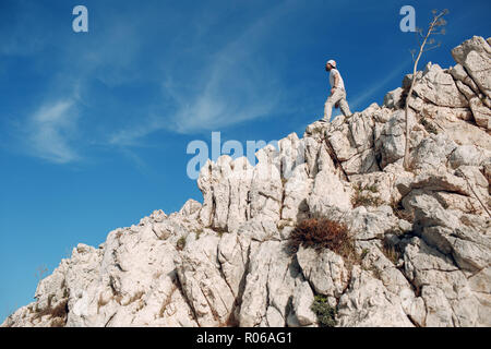 Junge männliche Kletterer auf einer Klippe Stockfoto