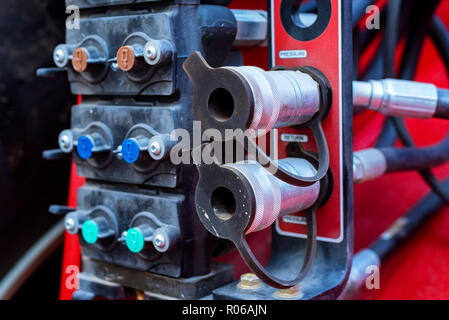 In der Nähe des Krafthebers anheben. Hydraulische Ausrüstung eines modernen Traktor Stockfoto