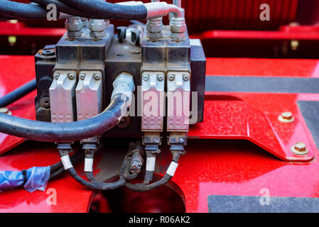 In der Nähe des Krafthebers anheben. Hydraulische Ausrüstung eines modernen Traktor Stockfoto