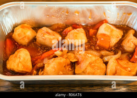 Süß und sauer Huhn in Schüssel schließen Stockfoto