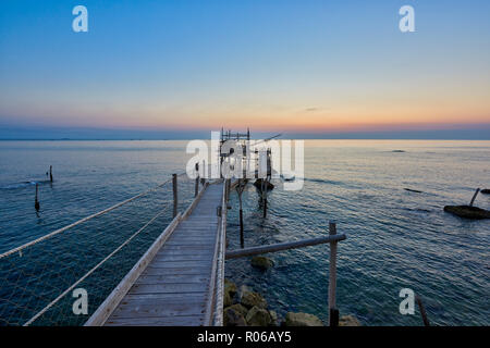 Bei Sonnenaufgang, trabocco Turchino Trabocchi Küste, San Vito Chietino, Abruzzen, Italien, Europa Stockfoto