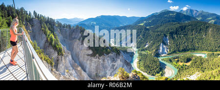 Panoramablick auf die Rheinschlucht (ruinaulta) von Il Spir Terrasse, Flims, Bezirk Imboden des Kantons Graubünden (Graubünden), Schweiz, Europa Stockfoto