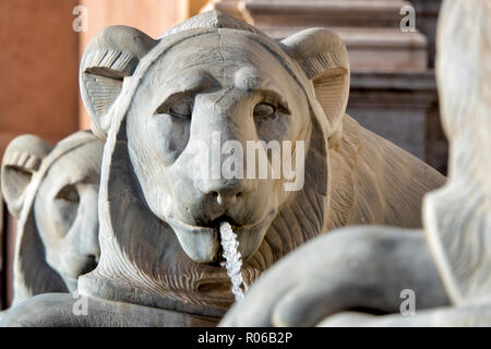 Nahaufnahme einer Statue eines ägyptischen Löwe in der Fontana dell'Acqua Felice, Rom Italien Stockfoto