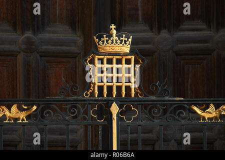 Golden lackierten Fallgatter und Krone auf einem Gate außerhalb des Westens Tür der Tudor mittelalterliche Kapelle des King's College der Universität Cambridge, England. Stockfoto