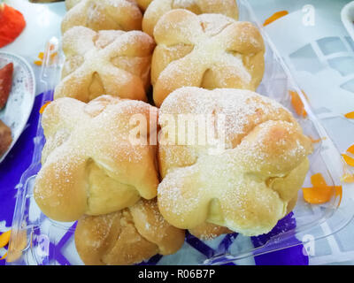 Schließen Sie bis zu mini Brot der Toten. Eine traditionelle mexikanische Brot feiert Tag des Todes. Es stellt den Zyklus von Leben und Tod. Stockfoto