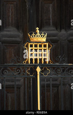 Golden lackierten Fallgatter und Krone auf einem Gate außerhalb des Westens Tür der Tudor mittelalterliche Kapelle des King's College der Universität Cambridge, England. Stockfoto