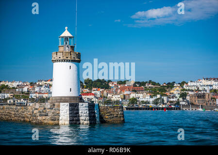 Leuchtturm im Hafen von St. Peter Port, Guernsey, Channel Islands, Großbritannien, Europa Stockfoto