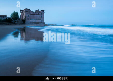 Santa Severa Strand und Schloss in der Dämmerung, in der Provinz von Rom, Latium, Italien, Europa Stockfoto