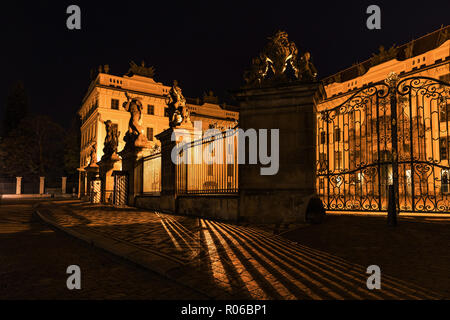 Skulptur des Titans im ersten Hof der Prager Burg. Spielen Lichter in den Innenhof. Von Bildhauer Ignac Frantisek Platzer. Prag Stockfoto