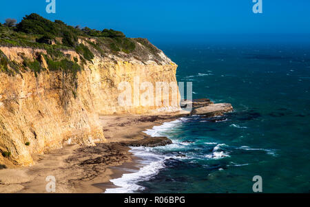 Blick auf den Strand und die Klippen auf der Autobahn 1 in der Nähe von Davenport, Kalifornien, Vereinigte Staaten von Amerika, Nordamerika Stockfoto