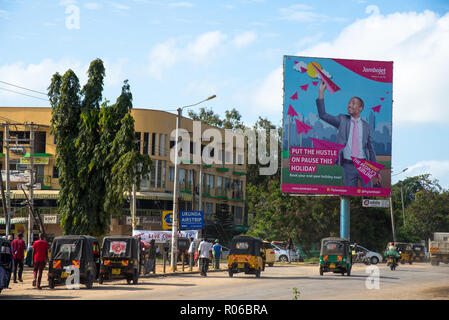 Plakate mit Werbung neben der Straße in Kenia, Afrika Stockfoto