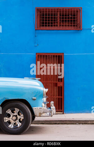 Vor der alten Oldtimer vor blauen Gebäude geparkt, Havanna, Kuba, Karibik, Karibik, Zentral- und Lateinamerika Stockfoto