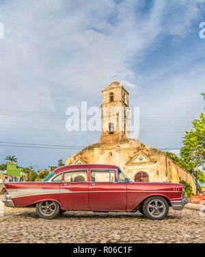 Ein vintage American Auto außerhalb der Kirche Santa Ana, Trinidad, UNESCO-Weltkulturerbe, Kuba, Karibik, Karibik, Mittelamerika geparkt Stockfoto