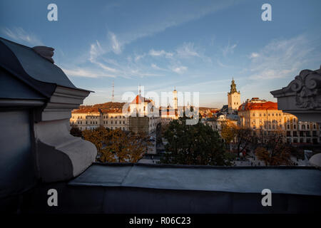 Lemberg Stadtbild Blick auf die Altstadt mit Rathaus und Kirchen während des Sonnenuntergangs in der Ukraine Stockfoto