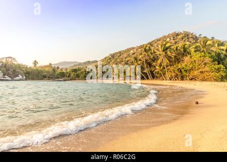 Blick auf den Strand und das Karibische Meer im Tayrona Nationalpark, Kolumbien, Südamerika Stockfoto