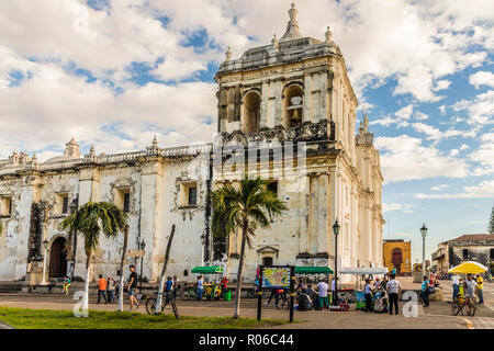 Ein Blick auf die Kathedrale der Himmelfahrt Mariens, UNESCO-Weltkulturerbe, vom Parque Central, Leon, Nicaragua, Mittelamerika Stockfoto