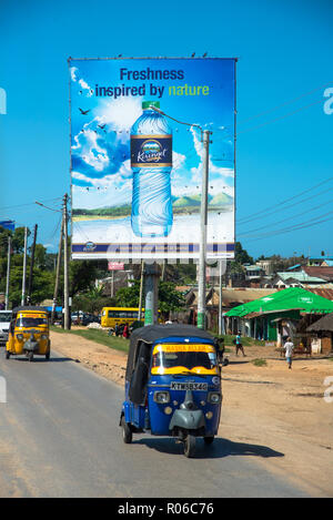 Plakate mit Werbung neben der Straße in Kenia, Afrika Stockfoto