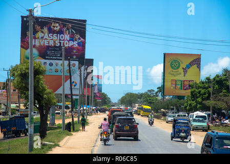 Plakate mit Werbung neben der Straße in Kenia, Afrika Stockfoto