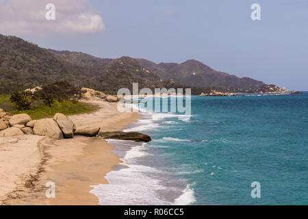 Blick auf den Strand und das Karibische Meer im Tayrona Nationalpark, Kolumbien, Südamerika Stockfoto