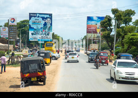 Plakate mit Werbung neben der Straße in Kenia, Afrika Stockfoto