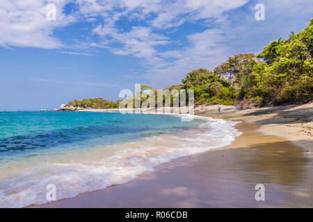 Blick auf den Strand und das Karibische Meer im Tayrona Nationalpark in Kolumbien, Südamerika Stockfoto