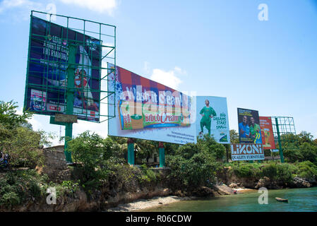 Plakate mit Werbung neben der Straße in Kenia, Afrika Stockfoto