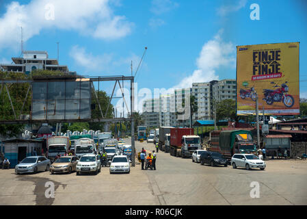 Plakate mit Werbung neben der Straße in Kenia, Afrika Stockfoto