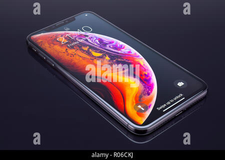 Galati, Rumänien - Oktober 26, 2018: Apple starten das neue Smartphone iPhone und iPhone XS XS Max. iPhone Xs Max auf schwarzem Hintergrund. Stockfoto