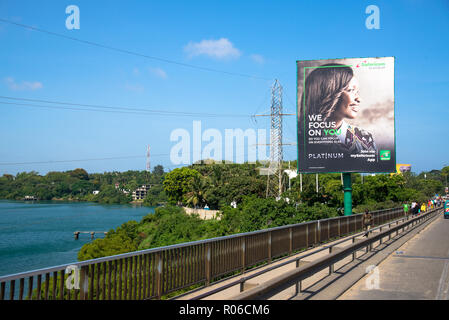 Plakate mit Werbung neben der Straße in Kenia, Afrika Stockfoto