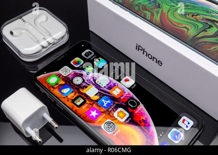 Galati, Rumänien - Oktober 26, 2018: Apple starten das neue Smartphone iPhone und iPhone XS XS Max. iPhone Xs Max auf schwarzem Hintergrund. Stockfoto
