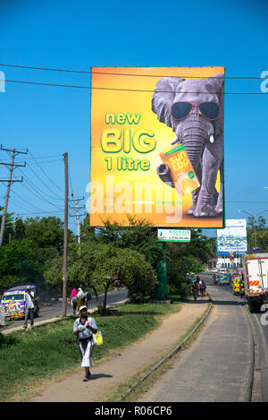 Plakate mit Werbung neben der Straße in Kenia, Afrika Stockfoto