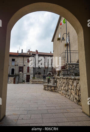 Opi, Italien - Die kleine und suggestive Stone Town auf dem Hügel, im Herzen des Nationalparks der Abruzzen, Latium und Molise. Hier, im historischen Zentrum. Stockfoto