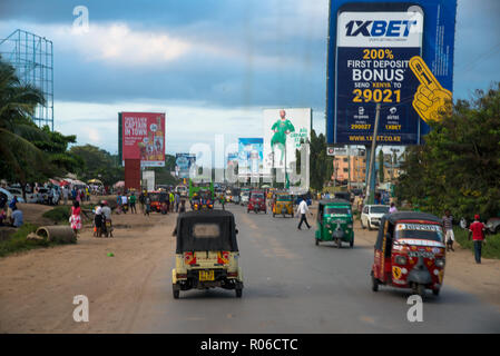 Plakate mit Werbung neben der Straße in Kenia, Afrika Stockfoto