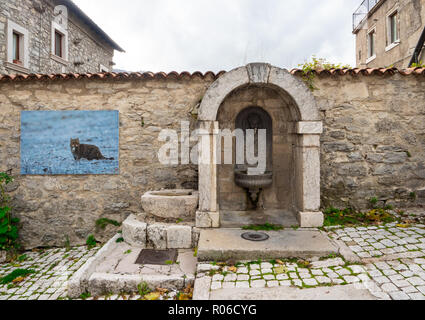 Opi, Italien - Die kleine und suggestive Stone Town auf dem Hügel, im Herzen des Nationalparks der Abruzzen, Latium und Molise. Hier, im historischen Zentrum. Stockfoto