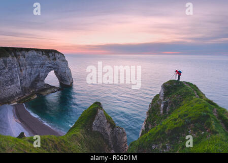 Les Falaises (Felsen) von Etretat bei Sonnenuntergang, Etretat, Normandie, Frankreich, Europa Stockfoto