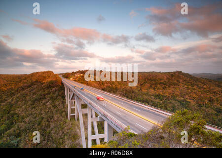 Viadukt bei Sonnenuntergang im Wald von Kuba, Havanna, Kuba, Karibik, Karibik, Zentral- und Lateinamerika Stockfoto