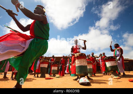 Traditionelle burundischen Tanz mit typischen Drums, Burundi, Afrika Stockfoto