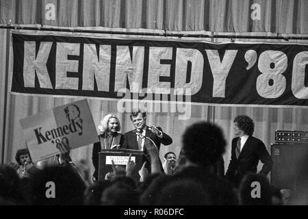 Primäre Wahl in Pennsylvania im Jahr 1980 Demokratische Präsidentschaftskandidat Ted Kennedy feiert zusammen mit Philadelphia Bürgermeister Grün und seine Frau Joan. Stockfoto