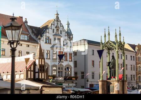 Marktplatz von Wittenberg mit Martin Luther Denkmal am Reformationstag Stockfoto