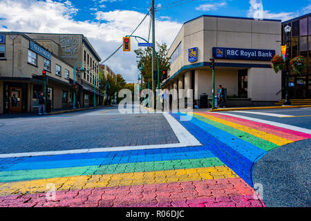 Rainbow crosswalk, Downtown Nanaimo, British Columbia, Kanada Stockfoto