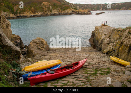 Kajaks gefesselt auf helling Saints Bay, Guernsey. Stockfoto