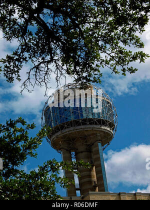 50 geschichte Reunion Tower revolvierenden Observatorium bietet einen Panoramablick auf Dallas vom West End Viertel. Stockfoto