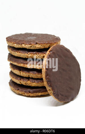 Stapel von Vollkorn Diät Kekse. Dunkle Schokolade Cookies auf weißem Hintergrund Stockfoto