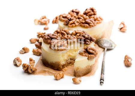 Zwei mini Nussbaum Käsekuchen isoliert auf weißem Stockfoto