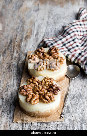 Zwei mini Nussbaum Käsekuchen auf hölzernen Tisch Stockfoto