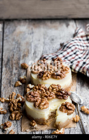 Zwei mini Nussbaum Käsekuchen auf hölzernen Tisch Stockfoto