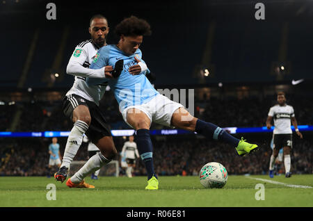 Die fulham Dennis Odoi und Manchester City Leroy Sane (rechts) Kampf um den Ball während der carabao Schale, Vierte Runde am Etihad Stadium, Manchester. Stockfoto