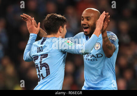 Von Manchester City Brahim Diaz (links) feiert zählende zweite Ziel seiner Seite des Spiels mit Fabian Delph während der carabao Schale, Vierte Runde am Etihad Stadium, Manchester. Stockfoto